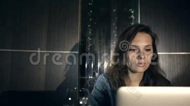 晚上在室内<strong>玩电脑</strong>的女孩，有水背景